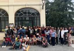 I volontari e gli studenti del corso di Scuola di Italiano per Stranieri dell'anno scolastico appena concluso